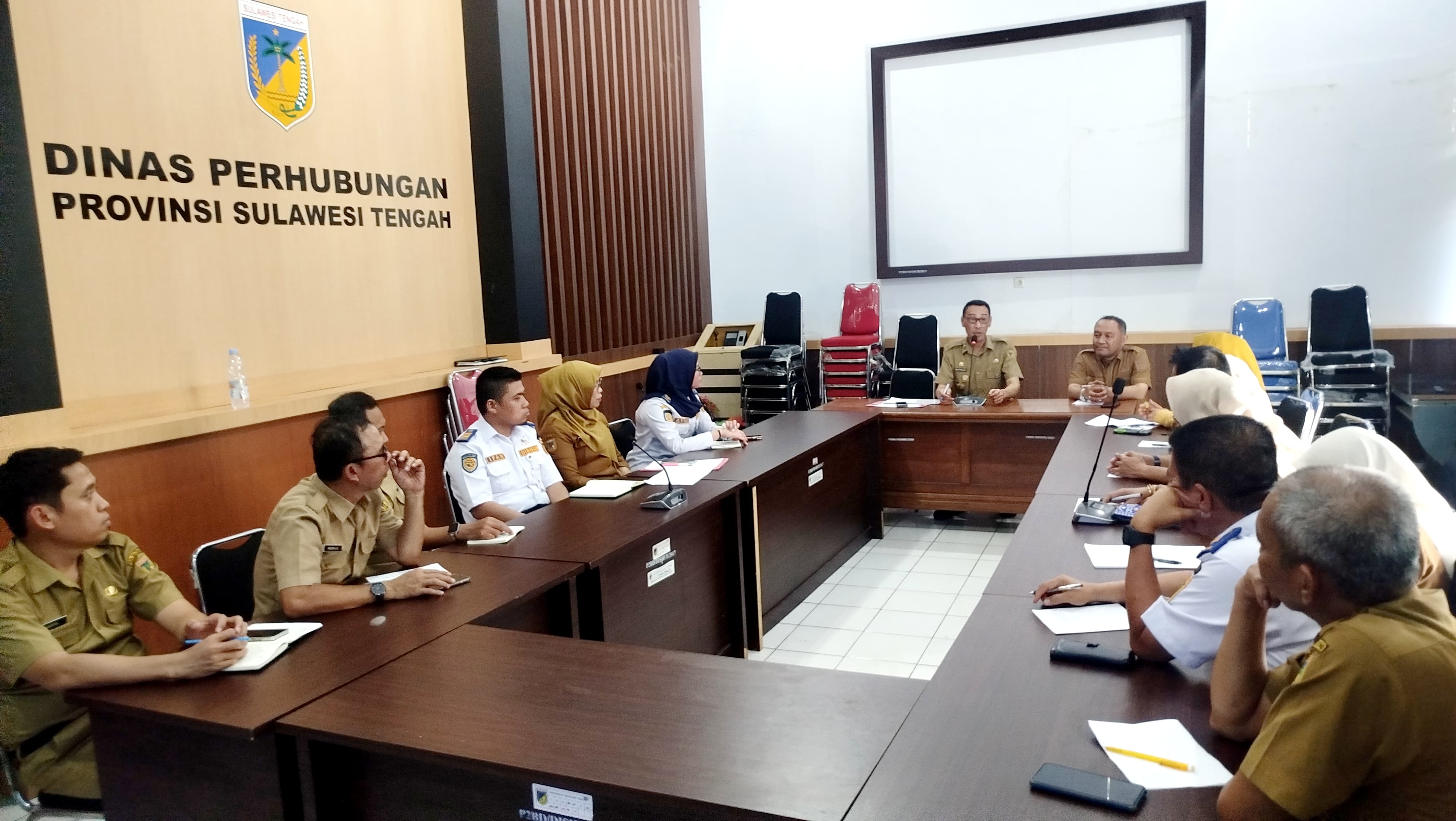 RAPAT SINERGITAS DAN PENGUATAN TUGAS DAN FUNGSI DINAS PERHUBUNGAN SERTA PEMBINAAN DAN EVALUASI KINERJA PEJABAT BARU